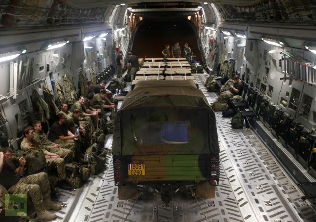 Máy bay C-17 của Anh đưa vũ khí và lính Pháp đến Mali